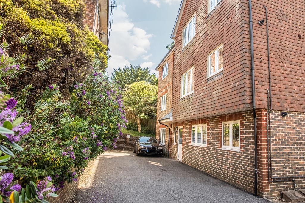 1-bed flat on The Glade, Heathfield, East Sussex, TN21 8FD, £210,000