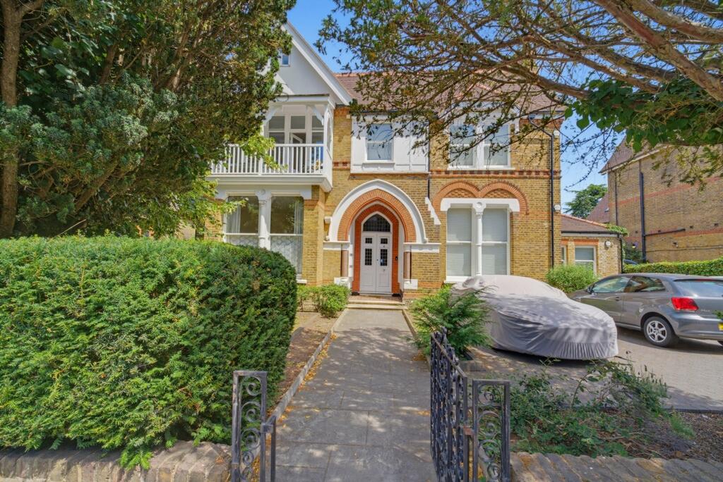 Main image of property: 8 North Common Road, Ealing, W5