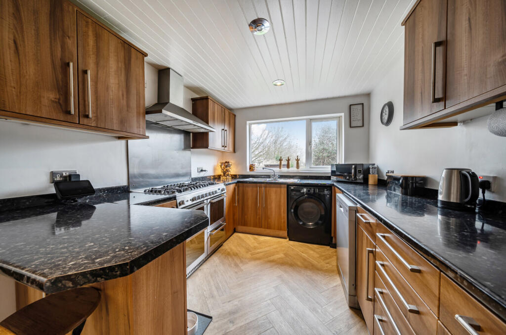 Pembridge Close, Charlton Kings, Cheltenham photo 3