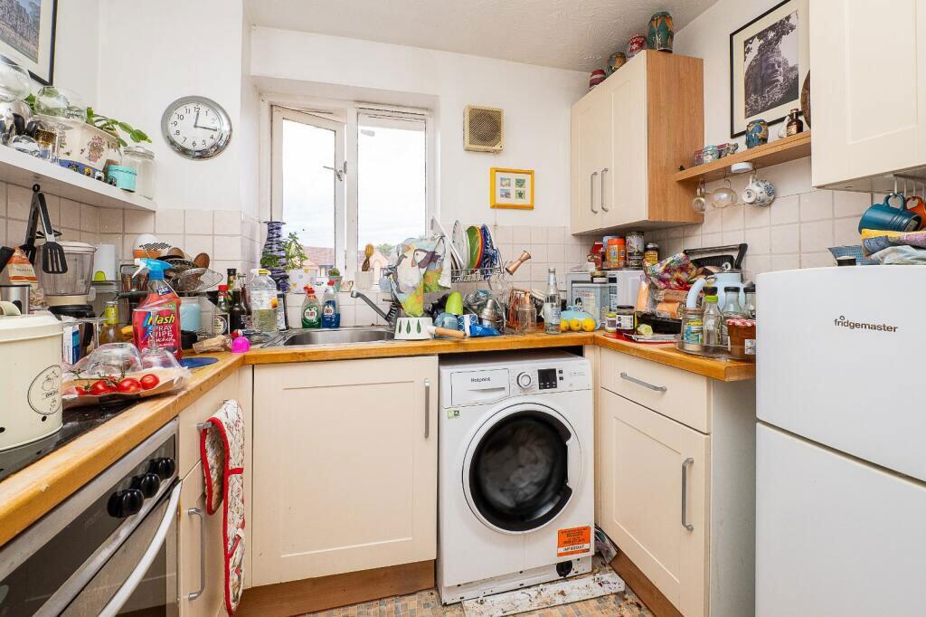 Apartment in London, Hackbridge - View 5