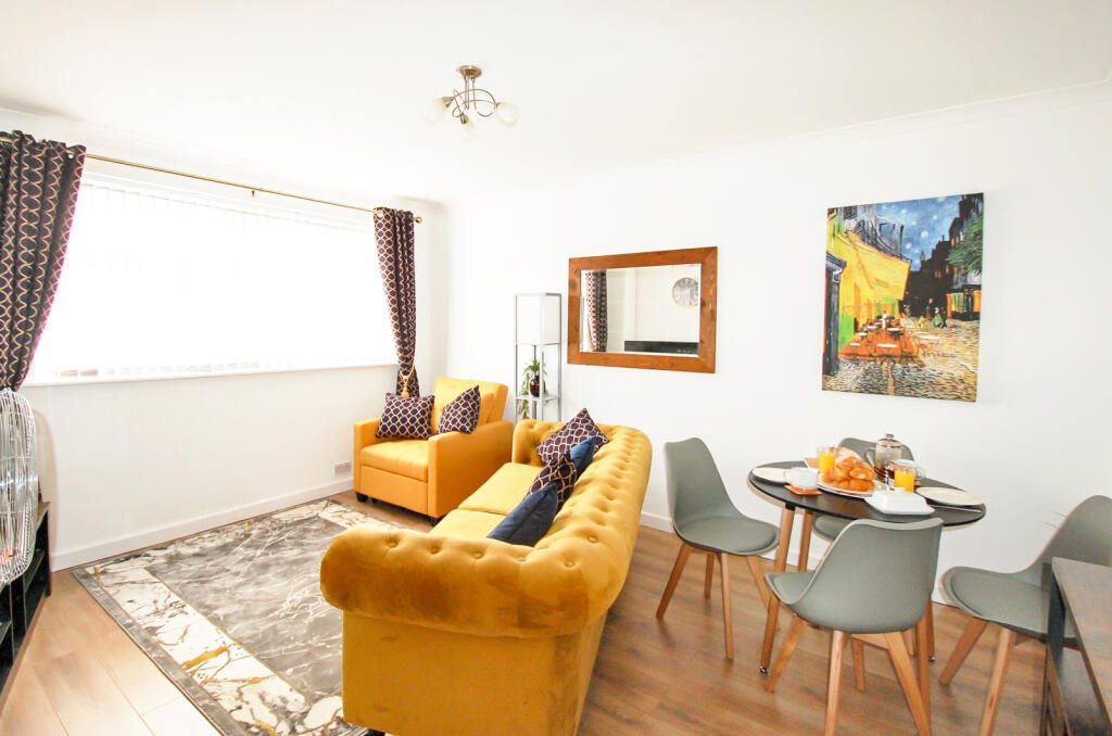 Apartment in Horsham, New Town - View 4