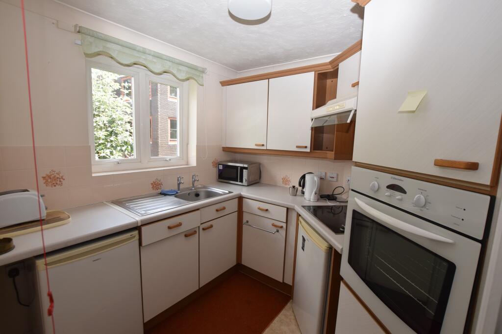 Willow Court, Ackender Road, Alton, Hampshire, GU34 photo 3