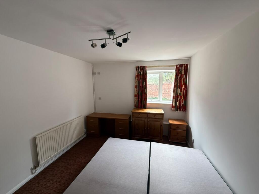 House Share, Woodhouse Road - View 2