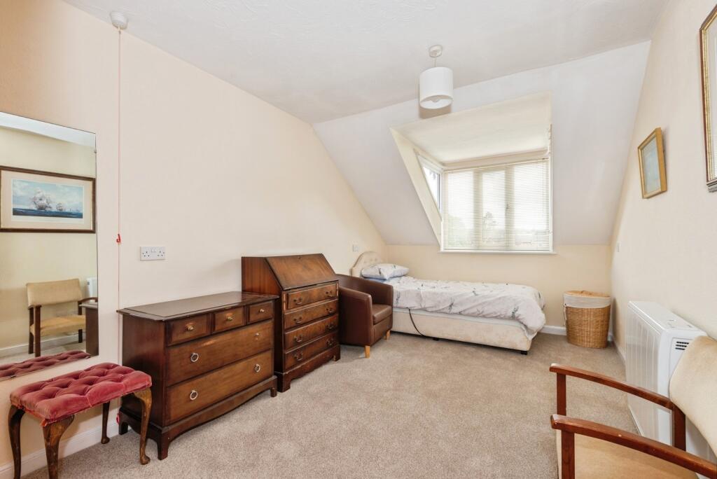 Apartment in Mole Valley, Leatherhead - More