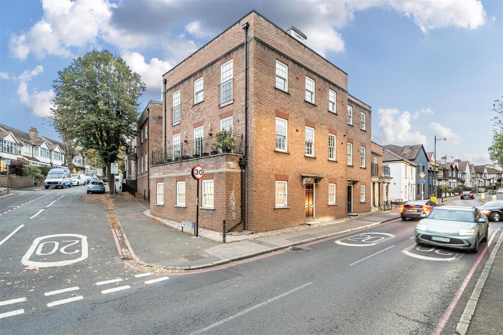 2-bed flat on Nicole Lodge, 2 Carshalton Park Road, CARSHALTON, £375,000