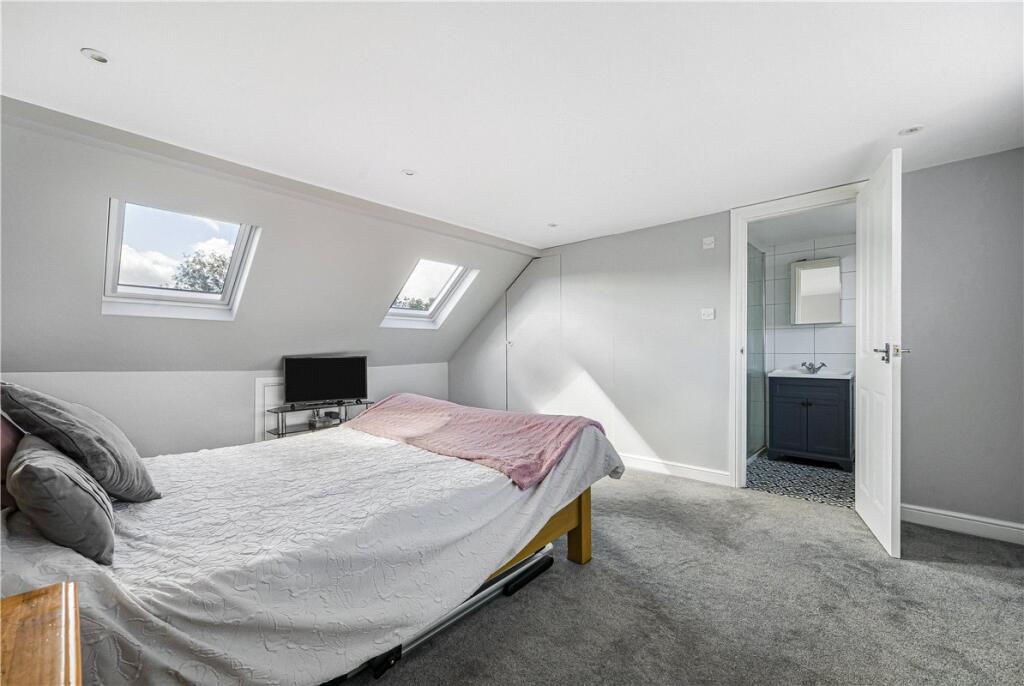 House in Orpington, Poverest, St Mary Cray - More