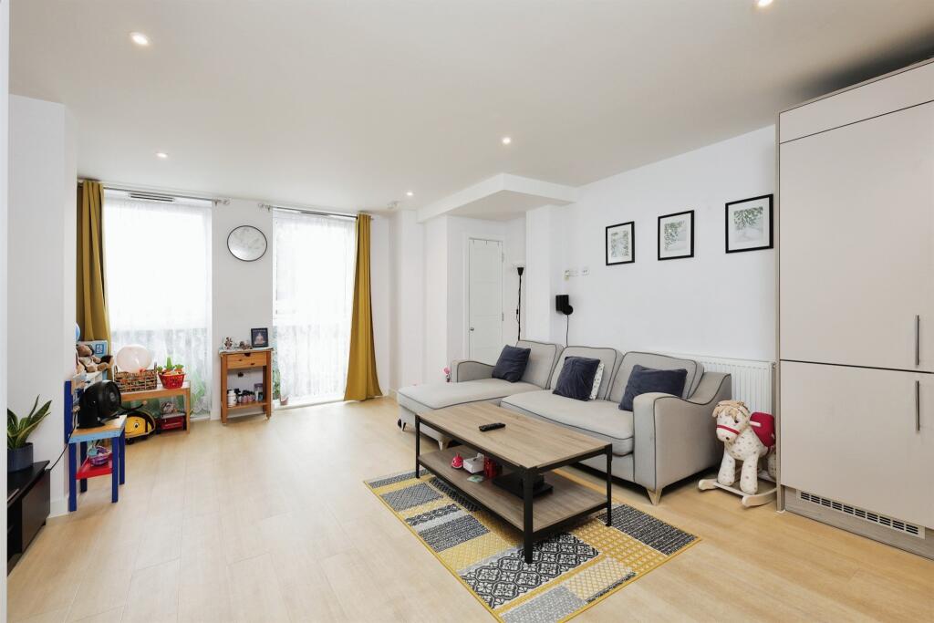 Apartment in Watford - View 2