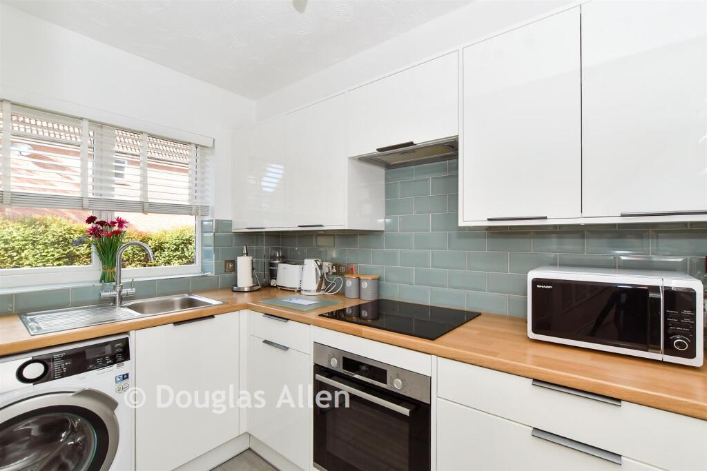 Headingley Close, Basildon, Essex photo 4