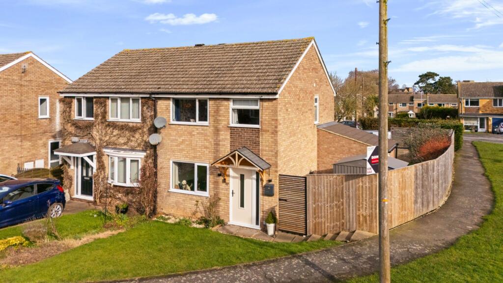 3-bed semi-detached on Maple Avenue, Keelby, DN41, £185,000