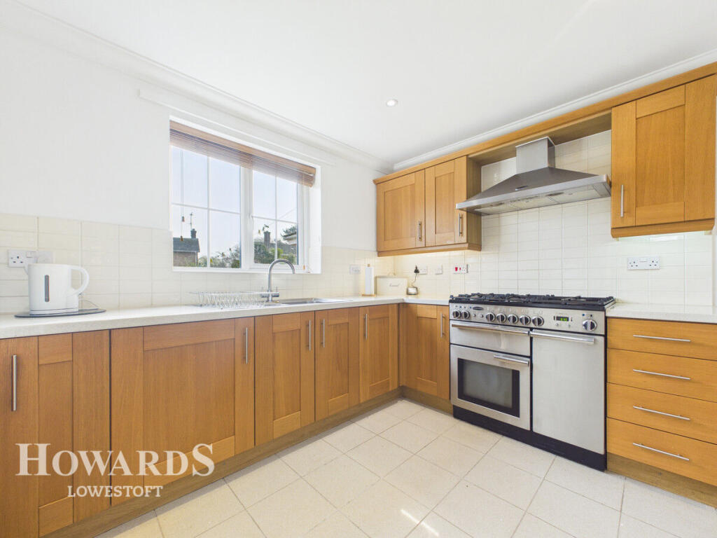 Pinebanks, Lowestoft photo 5