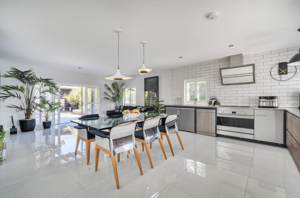 Molesey Avenue, West Molesey, KT8 photo 2