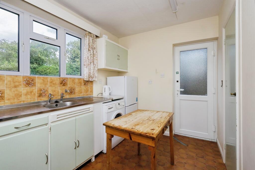 Cobbold Avenue, Eastbourne photo 3