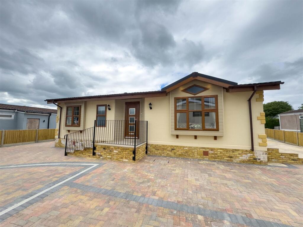 2-bed caravan on Willows Riverside Park, Windsor, £375,000