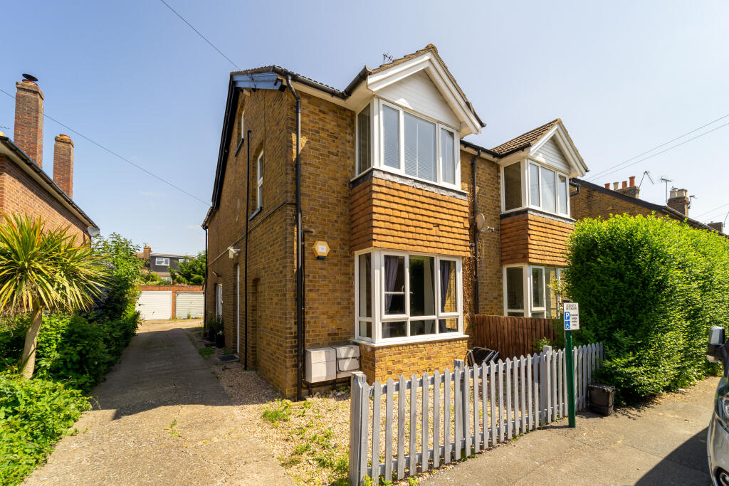 1-bed flat on Alma Road, Eton Wick, Windsor, Windsor And Maidenhead, £210,000