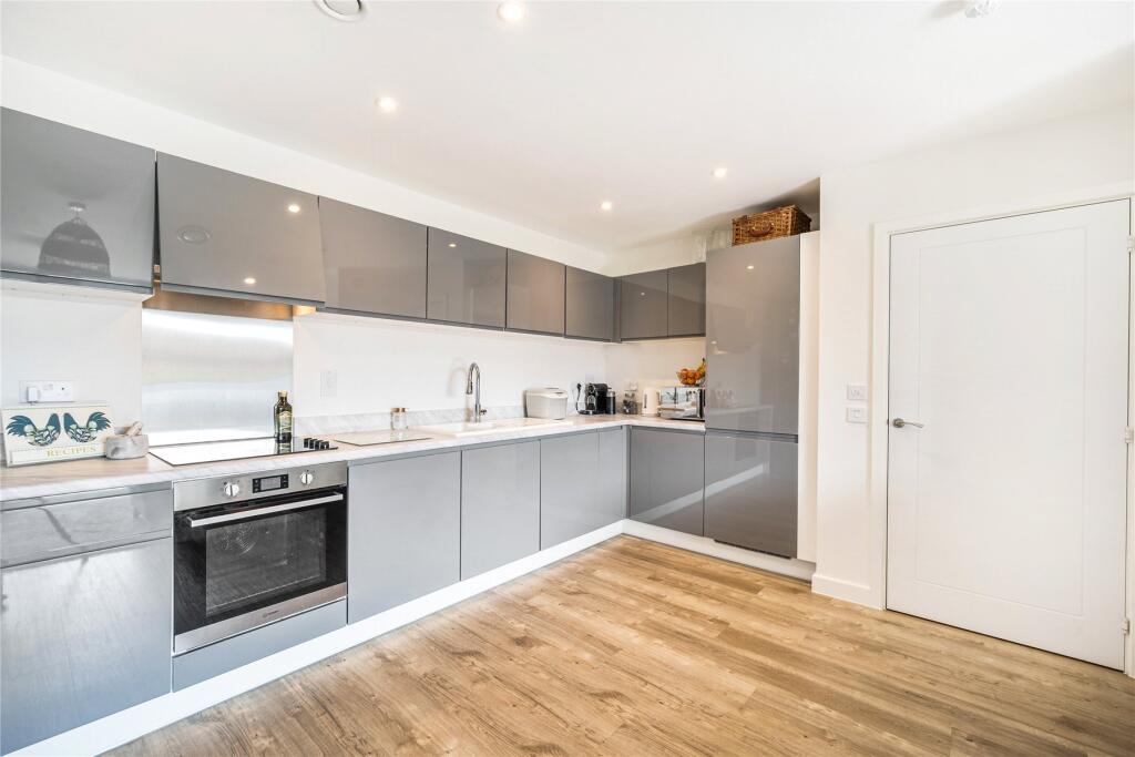 Apartment in Kingston upon Thames - View 4