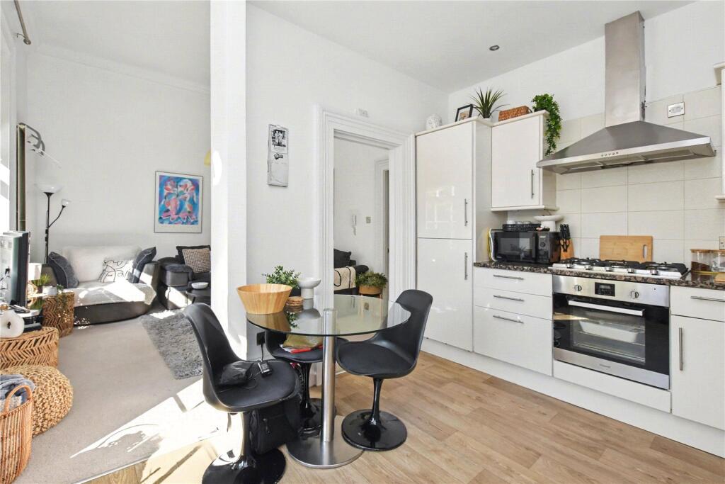 Apartment in Leeds, Headingley Hill, Headingley - View 3