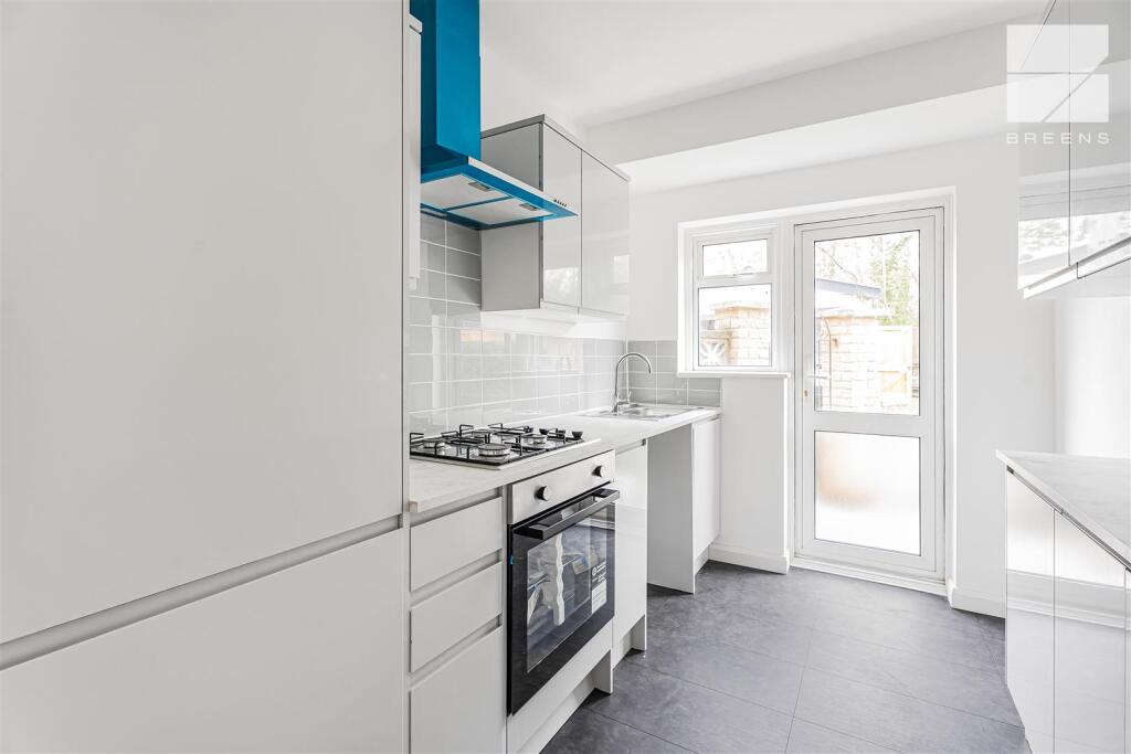 House in London, Chingford Hatch, Highams Park - View 6