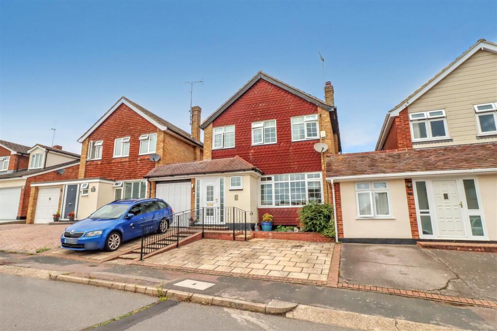 3-bed detached on Burne Avenue, Wickford, £417,500