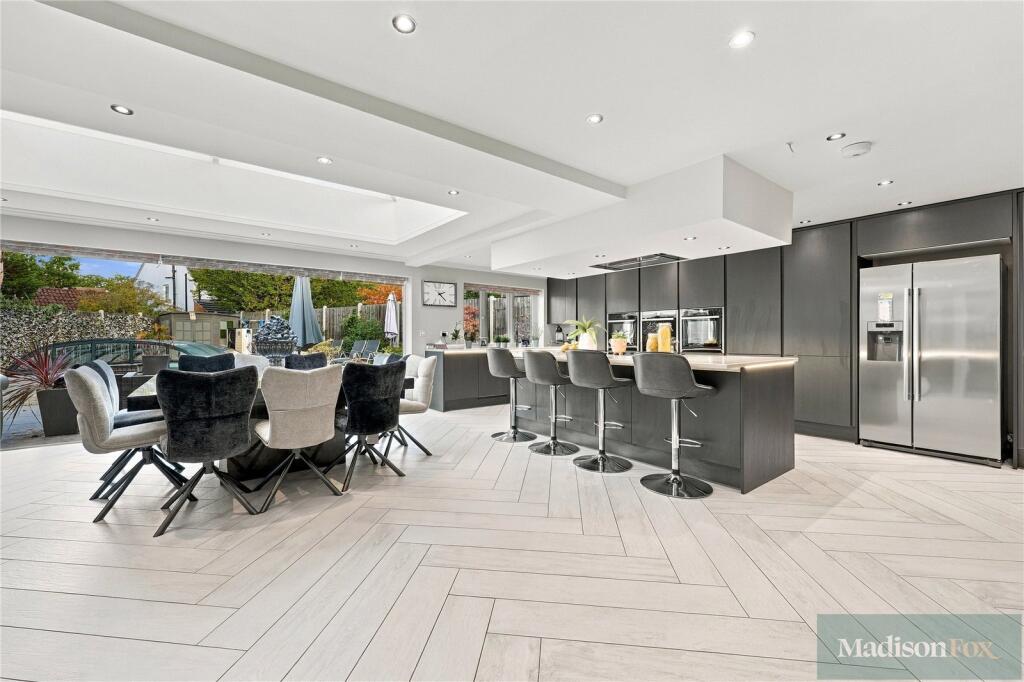 House in Epping Forest, Grange Hill, Chigwell - View 2
