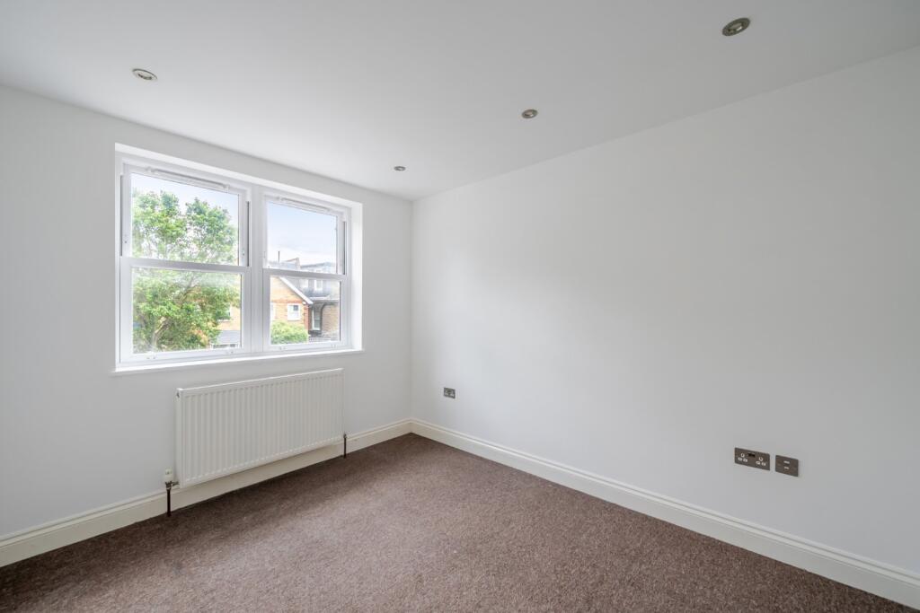 House in Kingston upon Thames - More