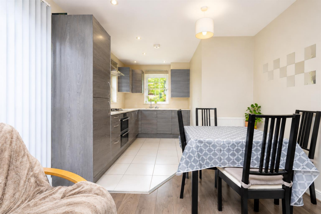 Apartment in Southall - View 5
