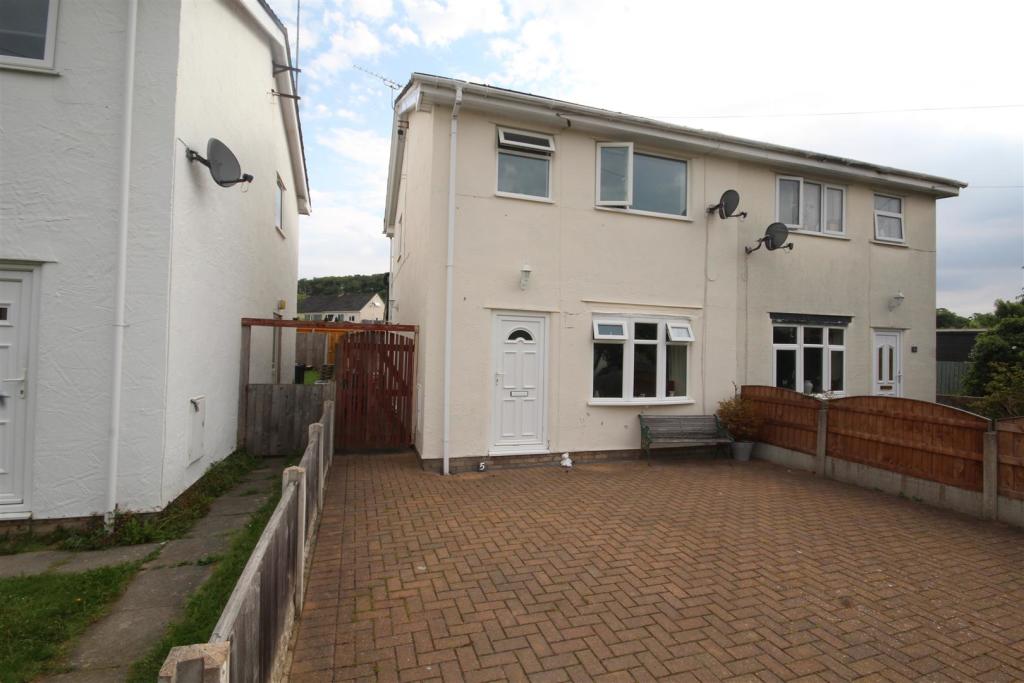 3-bed semi-detached on 7, Glyn Isaf, £214,950