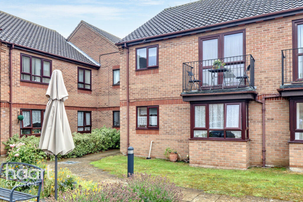 2-bed apartment on Wash Lane, Clacton-On-Sea, £90,000