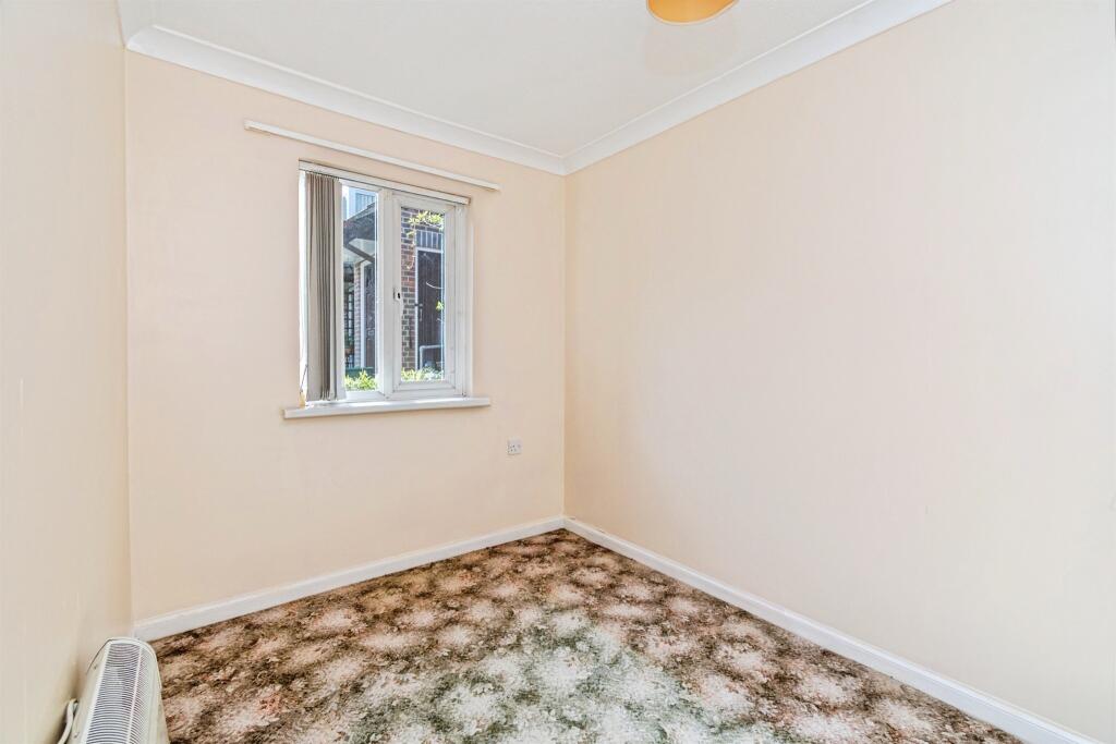 Apartment in Eastleigh, Chartwell Green, West End - More