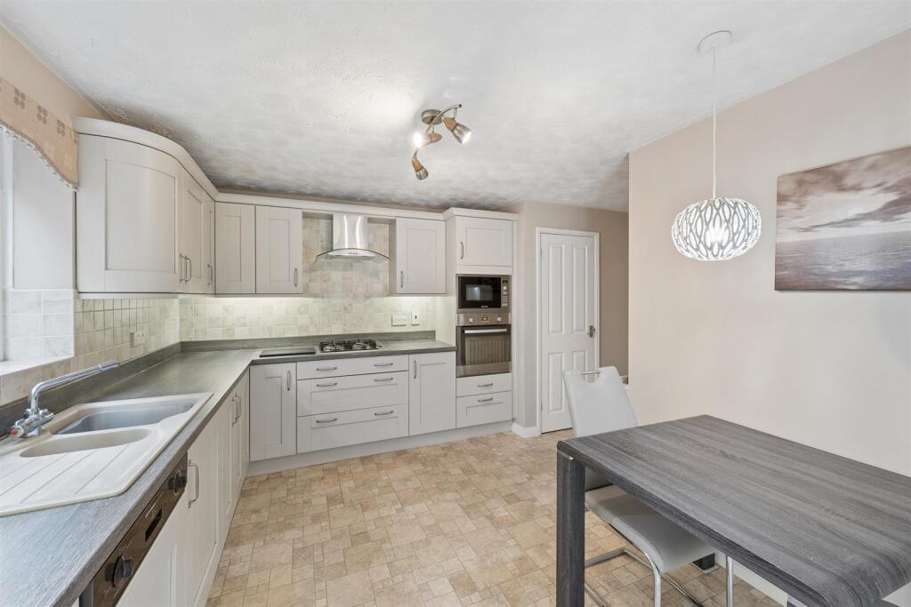 Pembroke Drive, Wellington, Telford photo 2
