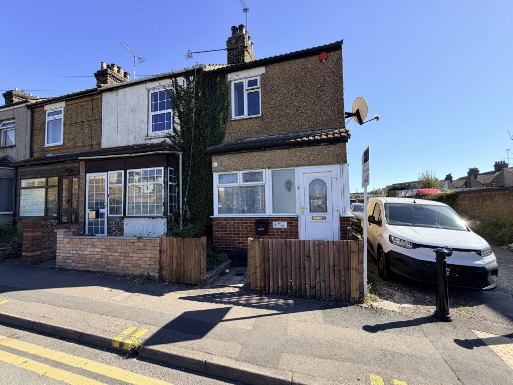 Main image of property: Hogg Lane, Grays, Essex, RM17 5XT