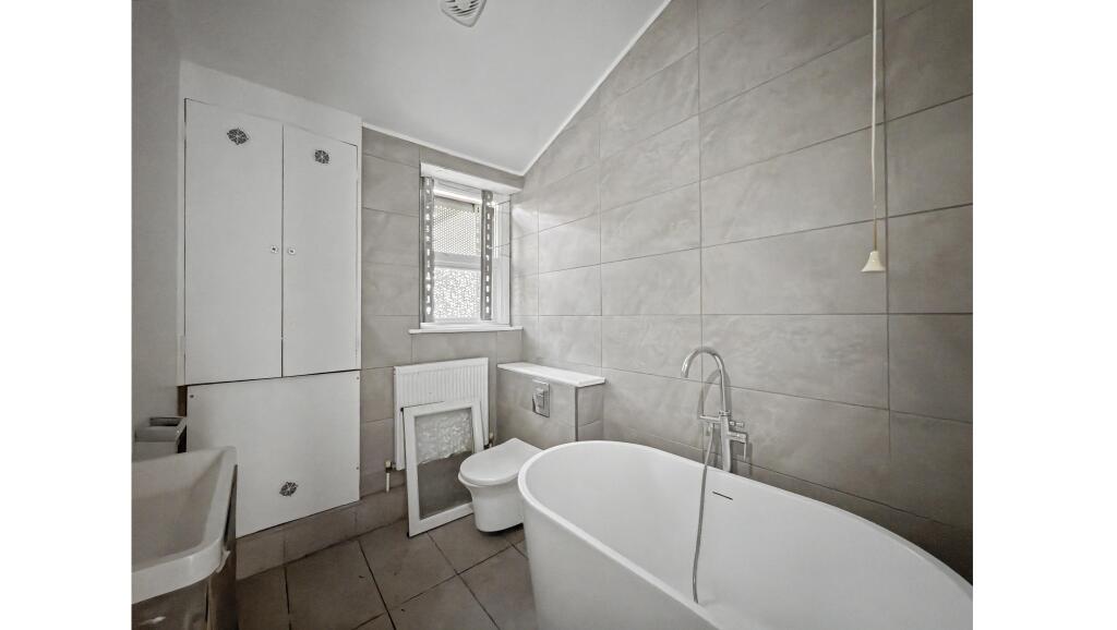 House in London, Peabody Cottages, West Green - View 4
