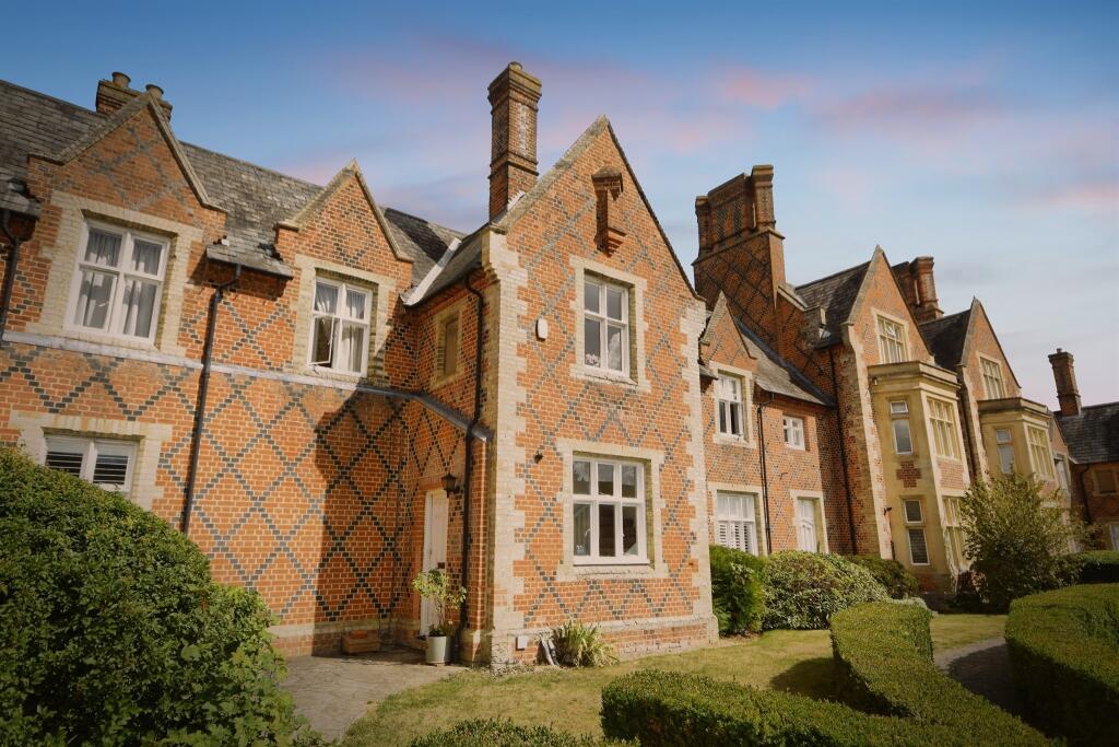 2-bed flat on Grey Lady Place, Billericay, £390,000