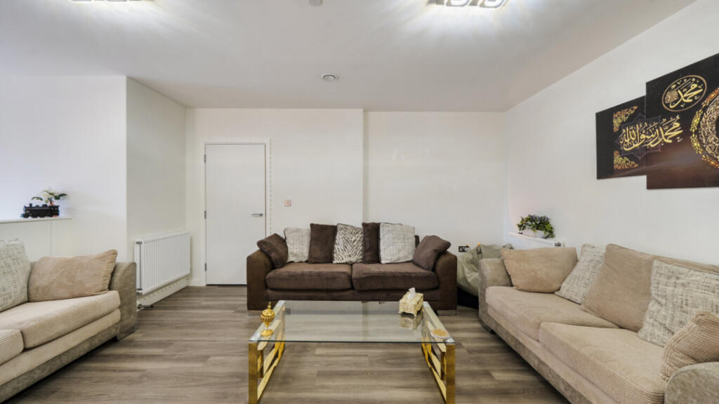 Apartment in Southall - More