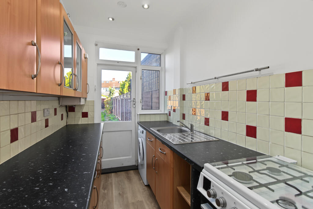 Hersham Road, Hersham, Walton-on-thames, Surrey photo 4