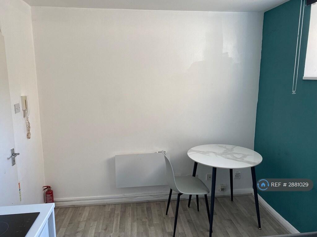 Studio flat for rent