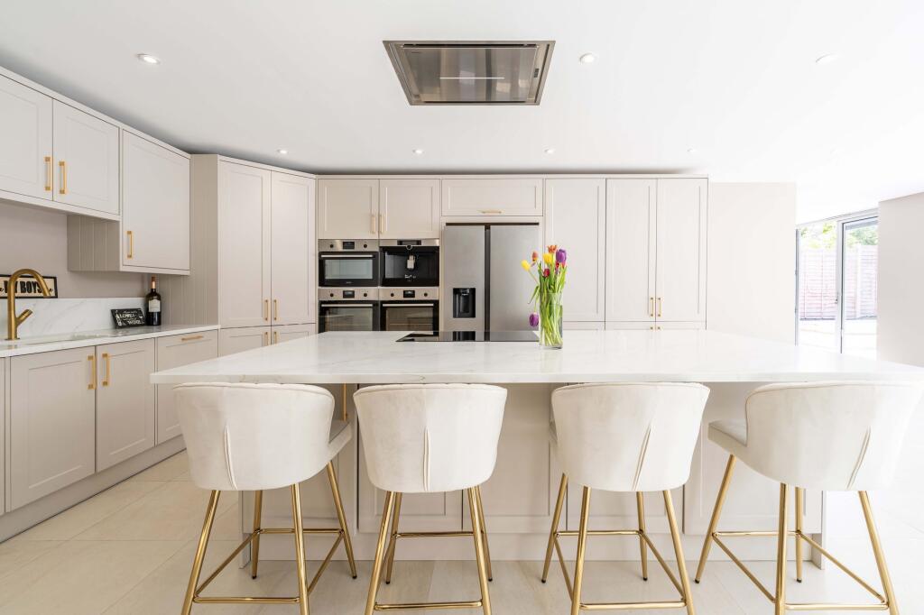 Devitt Close, Ashtead, KT21 photo 2