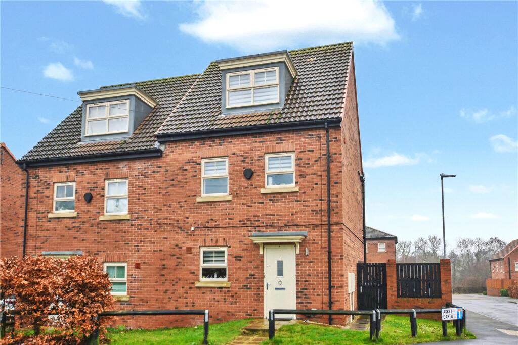 4-bed semi-detached on Asket Drive, Leeds, West Yorkshire, £285,000