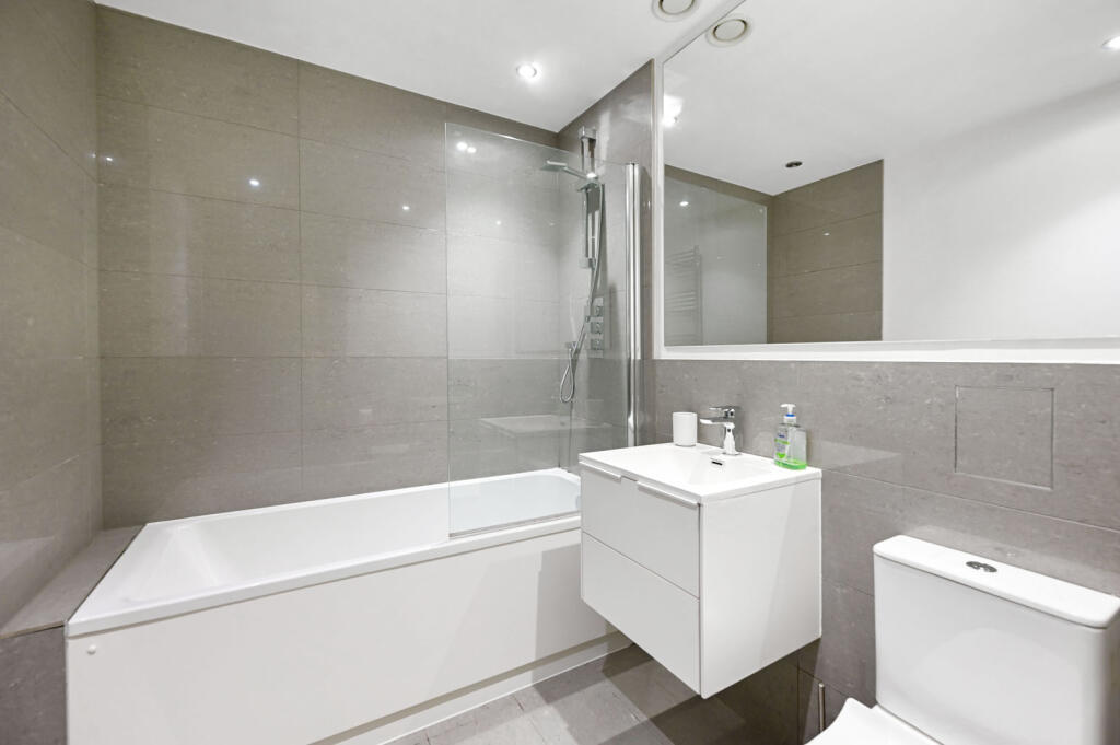 Apartment in Basingstoke and Deane, Kings Furlong - View 2