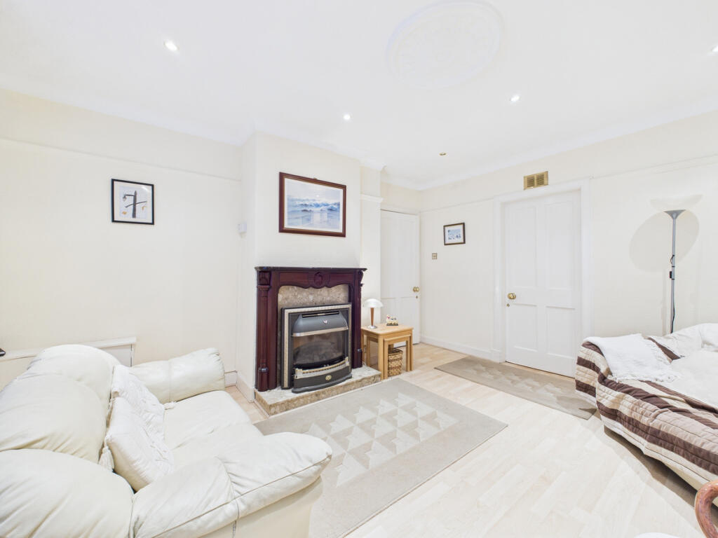 83, Glenriddet Avenue, Kilbirnie, KA25 6 photo 2
