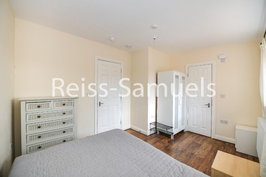 6 bedroom semi-detached house for rent