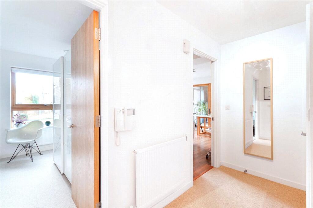 Apartment in London, Avonley Village, New Cross Gate - More
