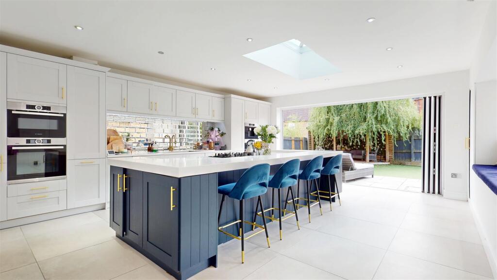 6-bed detached on Hidcote Drive, Westcroft, Milton Keynes, £699,995