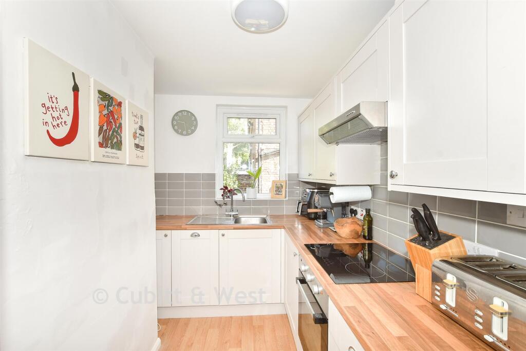 Apartment in Horsham, New Town - More
