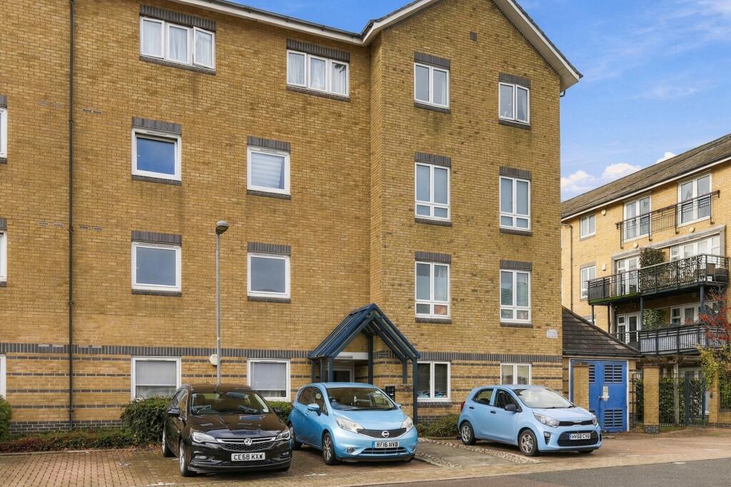2-bed flat on SOUTHWELL CLOSE, Chafford Hundred, Grays, £240,000