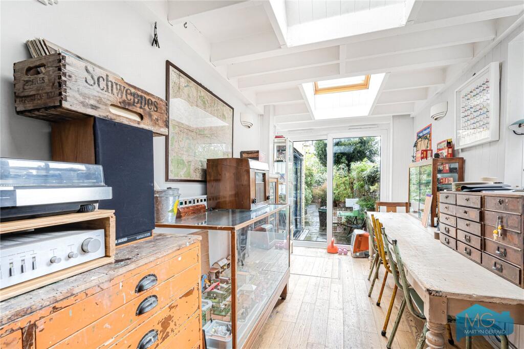 House in London, Crouch Hall Park, Crouch End - More