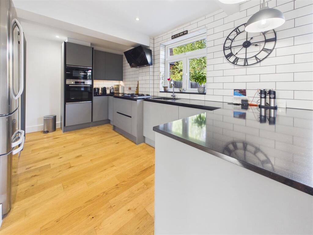 House in Kingston upon Thames - More