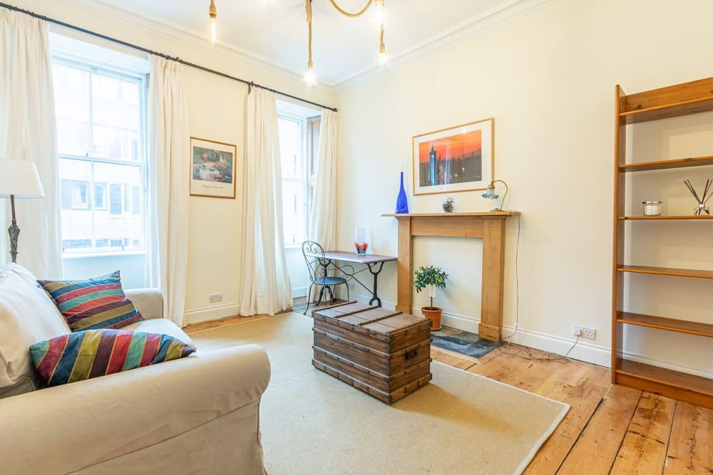 Apartment in Edinburgh, Old Town - View 5