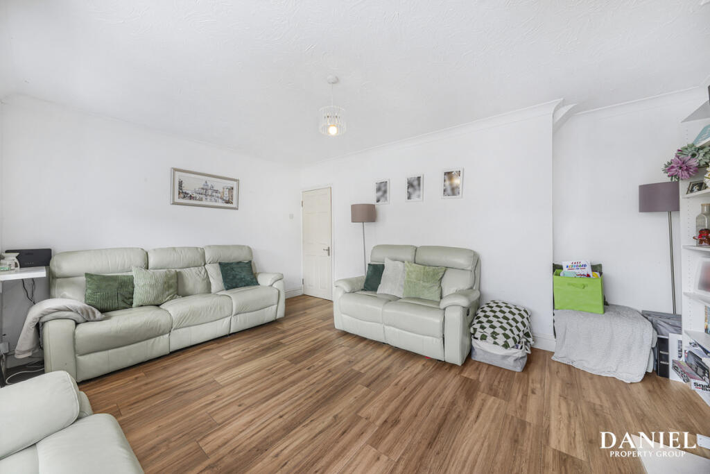 House in Basildon, Laindon - More