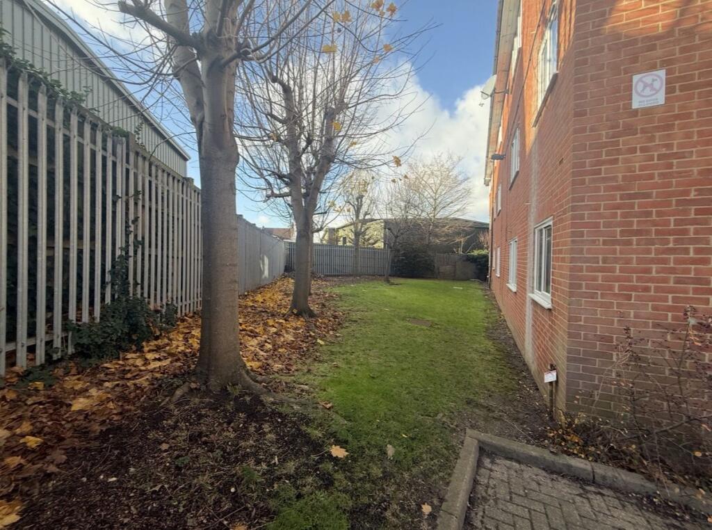 Cambridge Gardens, London, N10 2LN - More