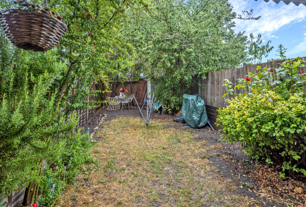 Pearce Close, Mitcham, CR4 photo 3